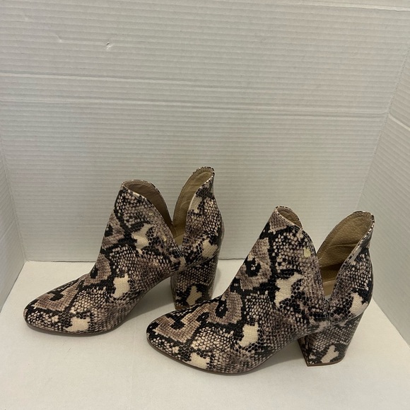 Steve Madden Shoes - Steve Madden Snakeskin Pattern Ankle Booties size 10 M women. Block Heel. OBO
